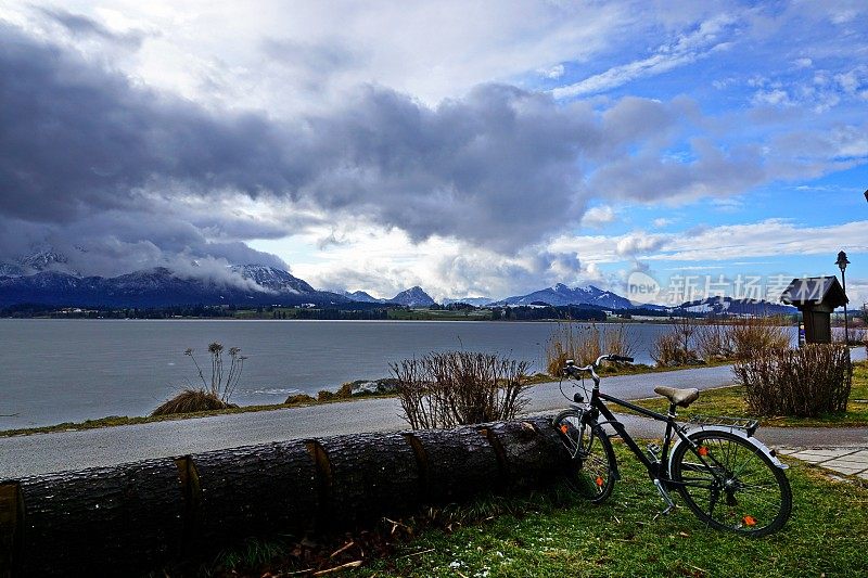 在Allgäu阿尔卑斯山的暴风雨和霍普芬西在前景。Ost-Allgau,巴伐利亚,德国。