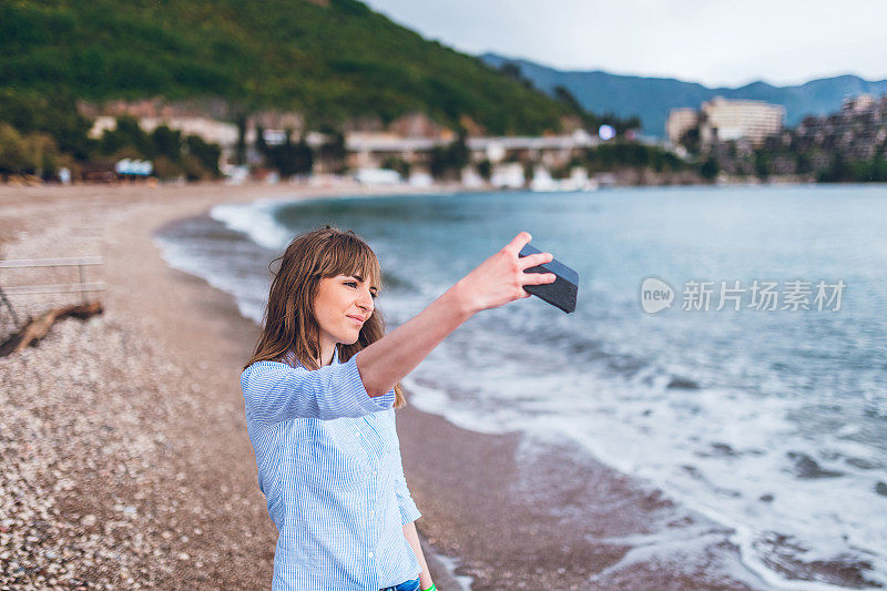 一名年轻女子在海滩自拍