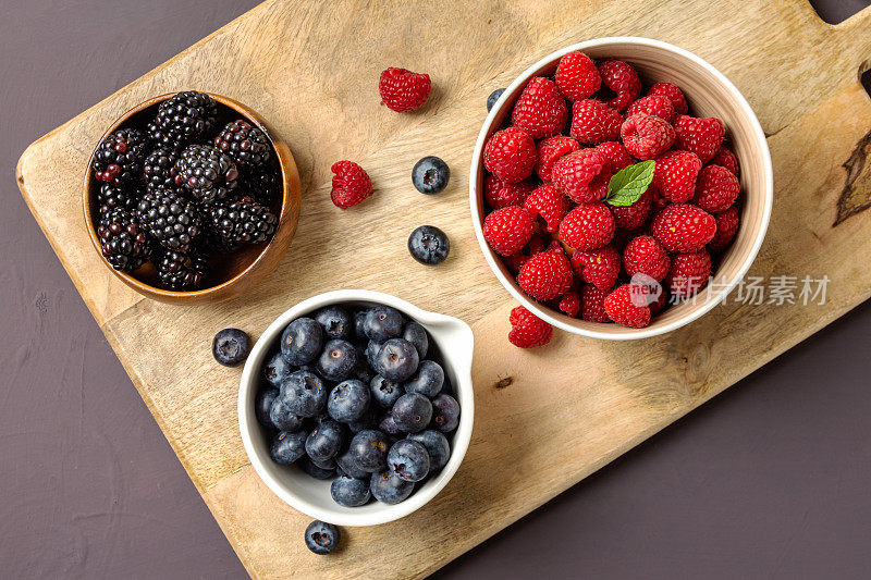 三碗野莓，覆盆子，蓝莓，黑莓，天顶景
