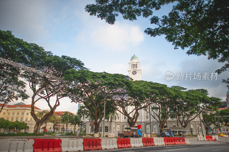 广角拍摄新加坡著名的滨海湾地区周围的风景，新加坡的一个受欢迎的旅游景点。