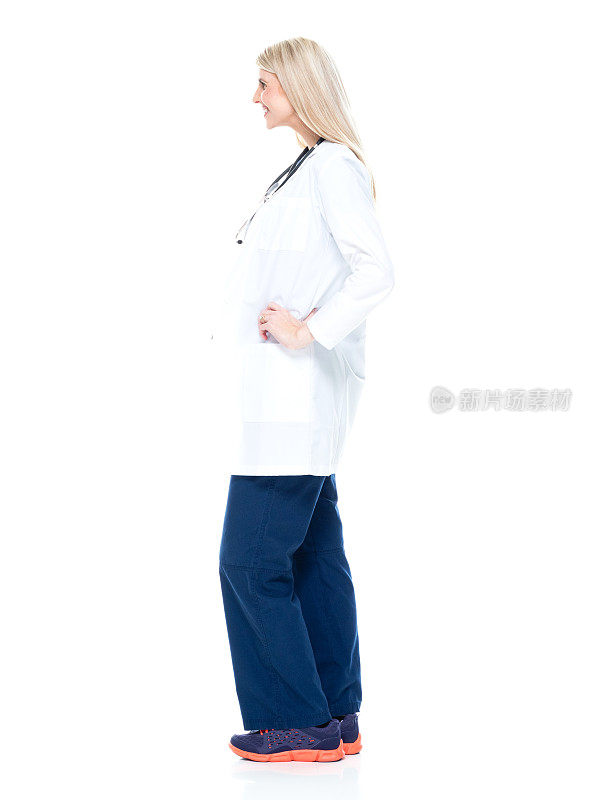 白种年轻女医生穿着白大褂站着