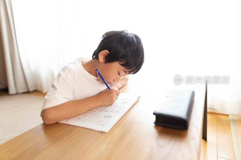 日本男孩做作业