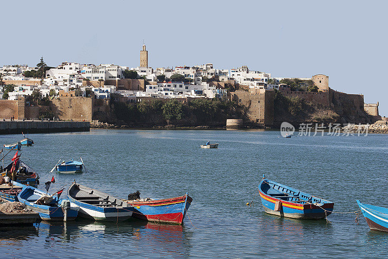 在摩洛哥的拉巴特，乌达亚的卡斯巴和传统渔船