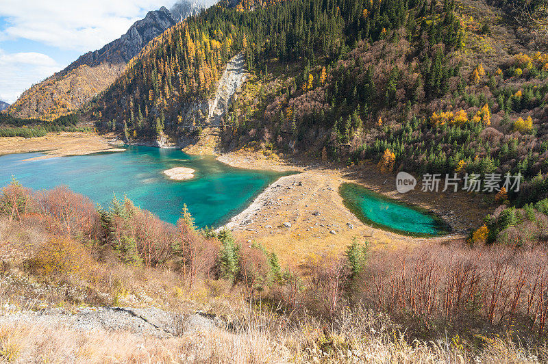 在九寨沟自然(九寨沟国家公园)的秋林中，五花湖(五花湖)清澈的水令人惊叹的景色