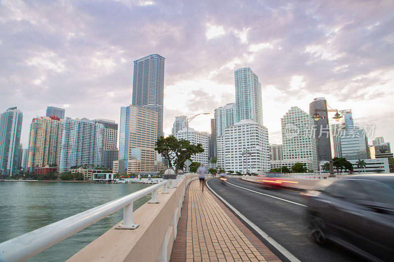 布里克尔，迈阿密的金融中心，暮色中的摩天大楼，桥上的动态模糊