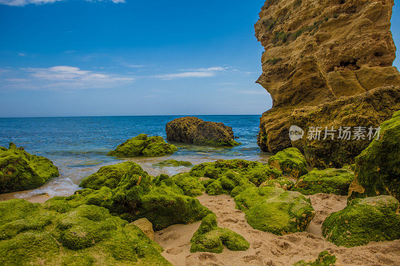 海滩和岩石在葡萄牙阿尔沃在夏末太阳的海景图像