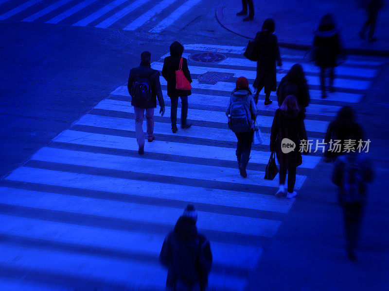 人们在曼哈顿繁忙的街道上走在人行横道上