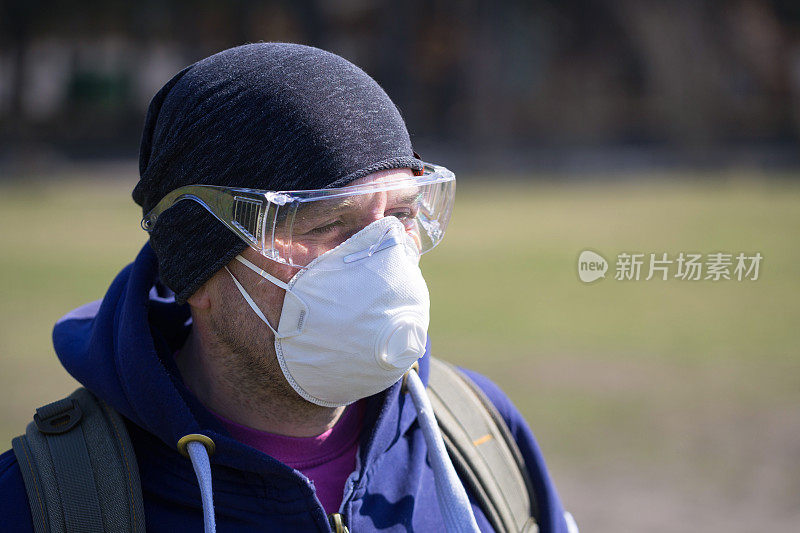 一名男子在隔离期间戴着口罩和眼镜。