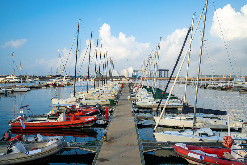 在中国青岛，帆船停靠在奥林匹克帆船中心码头