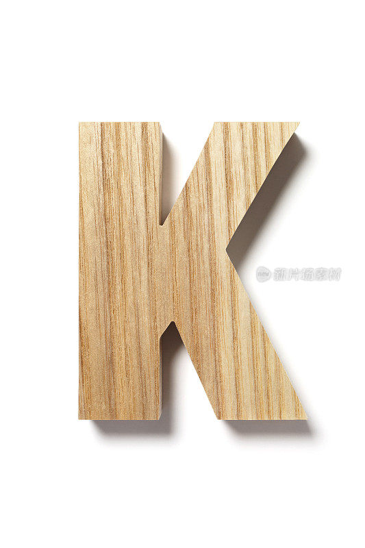 白色背景上的木制字母K