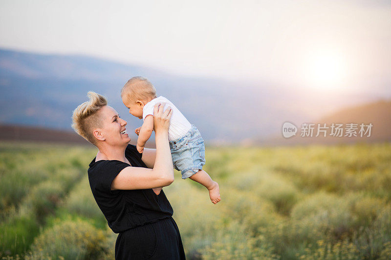 美丽的女人养了个儿子，夏天还帮儿子举起电梯。母亲和孩子的本质