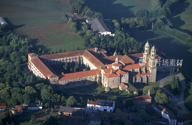 西班牙加利西亚索布拉多蒙克斯修道院的航拍照片
