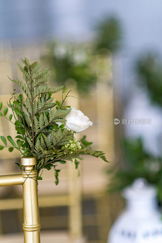 花园婚礼的走道鲜花装饰