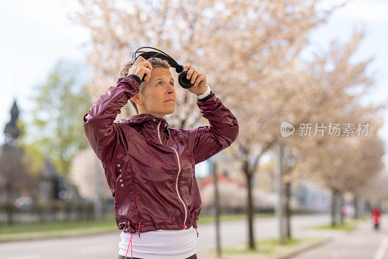 在哥德堡市慢跑的女人