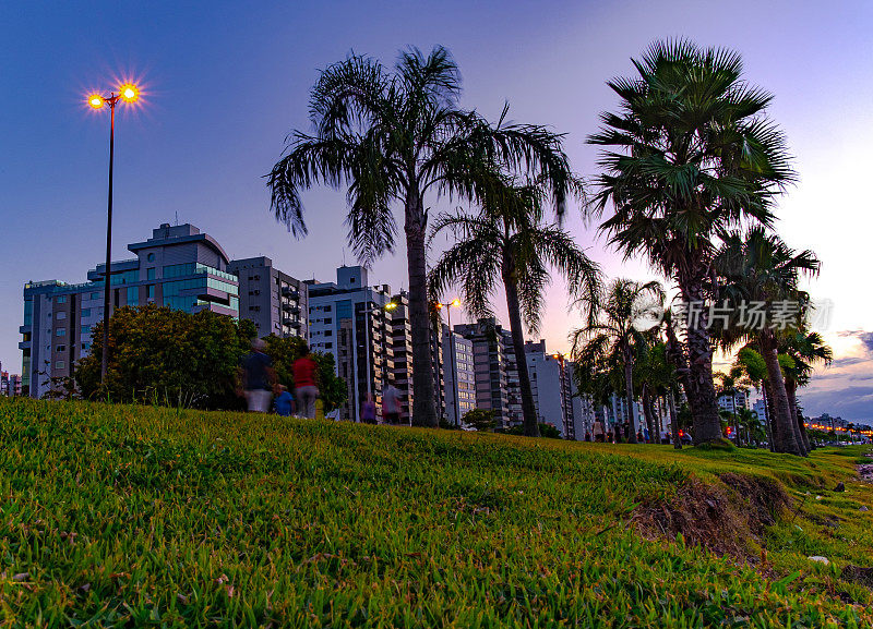 在Florianópolis的贝拉马尔大道的日落景观，与建筑反射在海上照明。