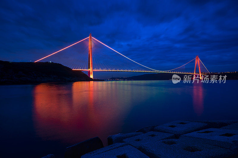 日落时分，伊斯坦布尔博斯普鲁斯的亚乌兹苏丹塞利姆大桥