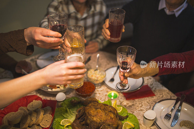 感恩节晚餐时家人在家里敬酒