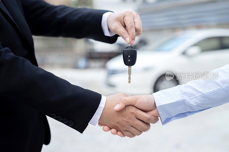 商人们已同意在车展上买卖新车。有特权晋升