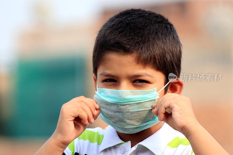 6-7岁男孩戴污染口罩以防止病毒感染