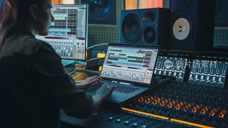 现代音乐唱片工作室控制台与笔记本电脑屏幕显示用户界面的数字音频工作站软件。均衡器，混合器和专业设备。投篮,”滑块。记录。特写镜头