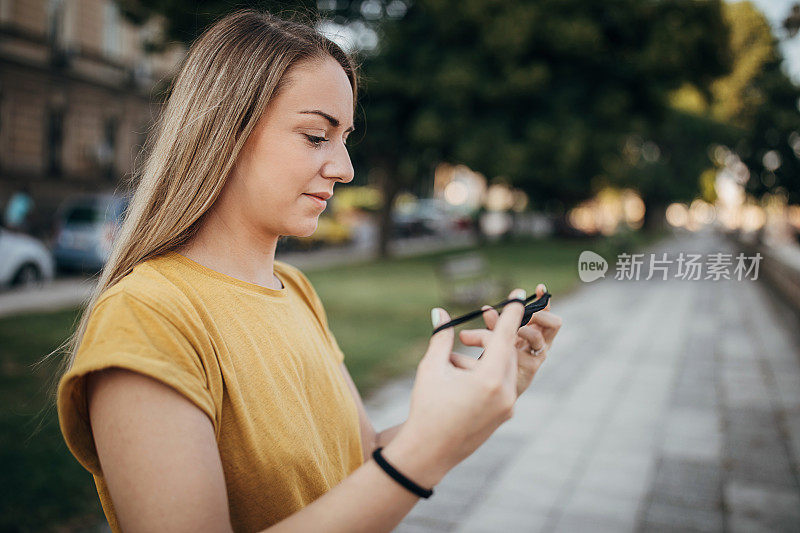 女人戴着防护口罩