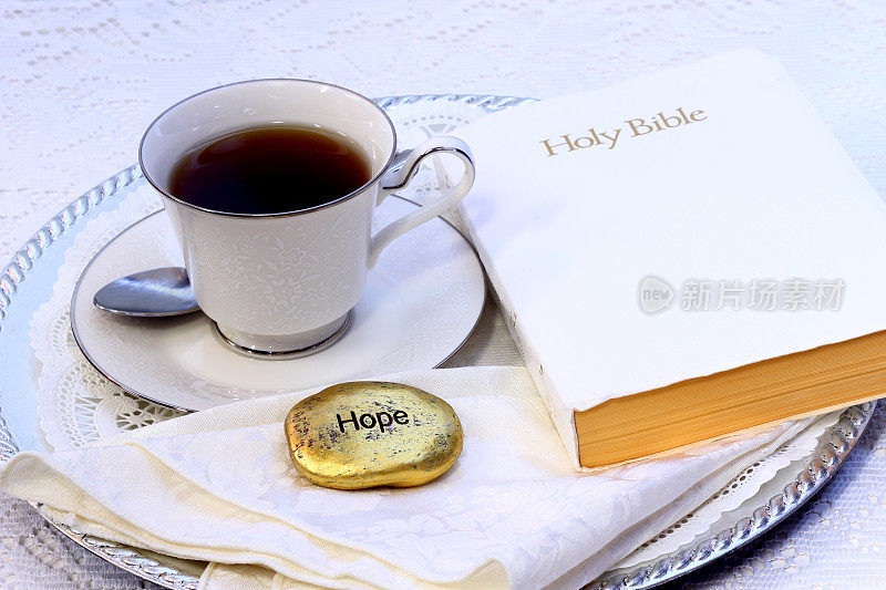 茶或咖啡托盘与圣经餐巾和信息