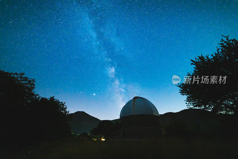 以银河系为背景的夜间天文台