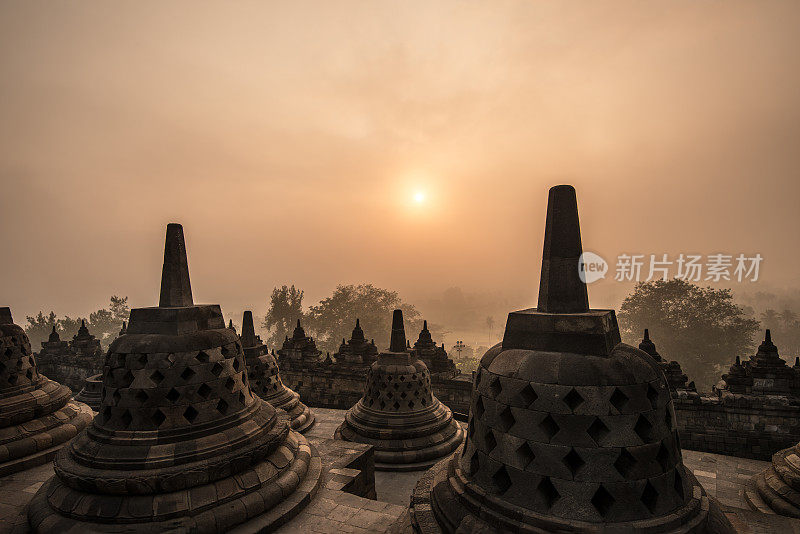 婆罗浮屠寺在中爪哇，印度尼西亚日出