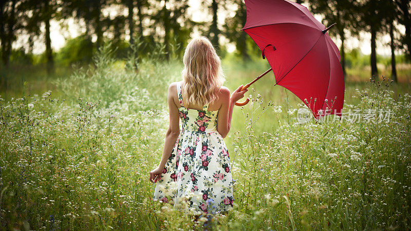 一个拿着红伞的漂亮年轻女子的画像。