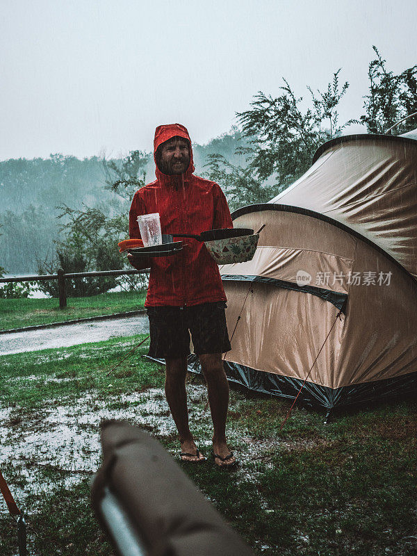 一名男子在露营和洗碗时遇上了暴风雨