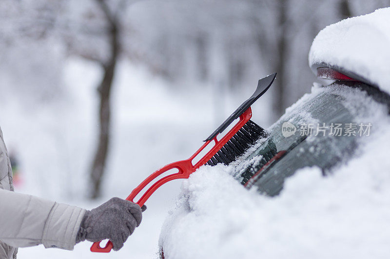 刮挡风玻璃上的雪