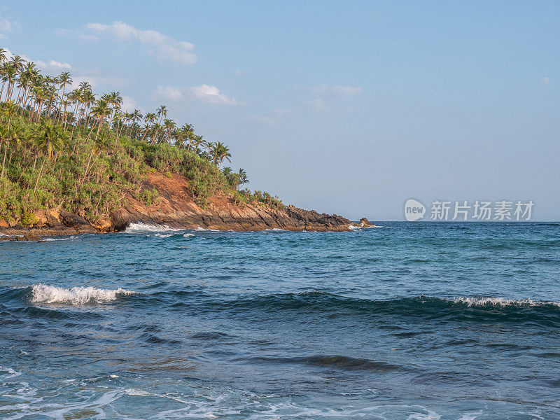 斯里兰卡南部的小海滩上美丽的阳光