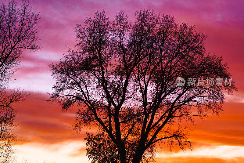 科罗拉多鹰河秋季的戏剧性多彩的日落