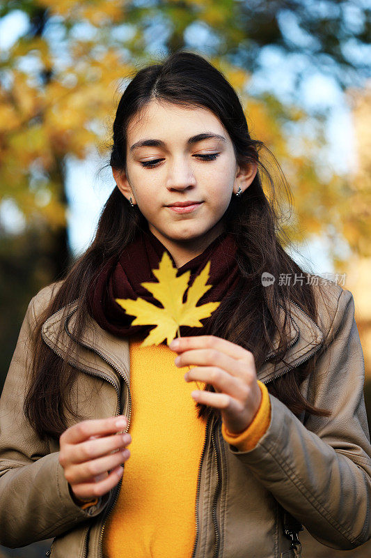 女孩享受在大自然中度过的时光