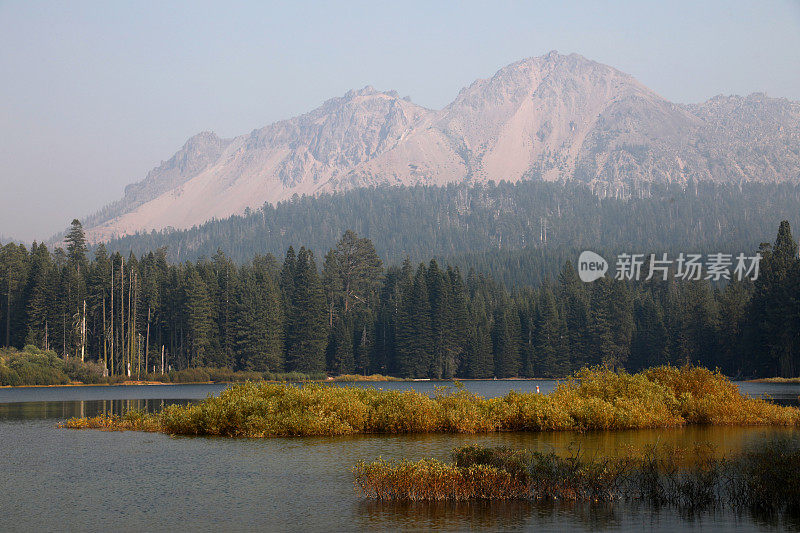 拉森火山国家公园的曼萨尼塔湖