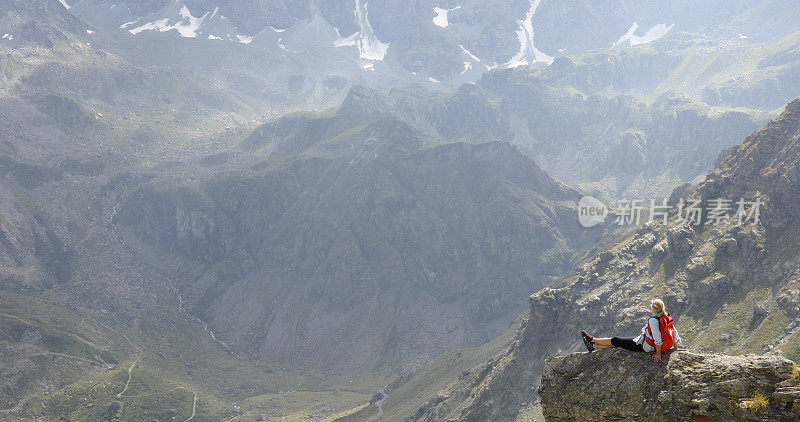 女徒步旅行者在山脊上休息