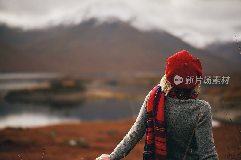 在苏格兰高地享受退休生活的女人