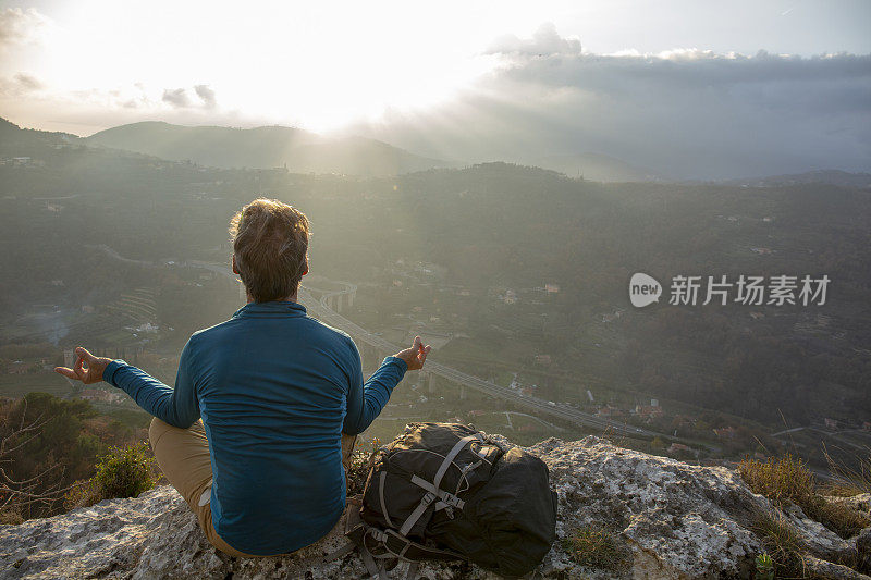 日出时，徒步旅行者在山脊上休息