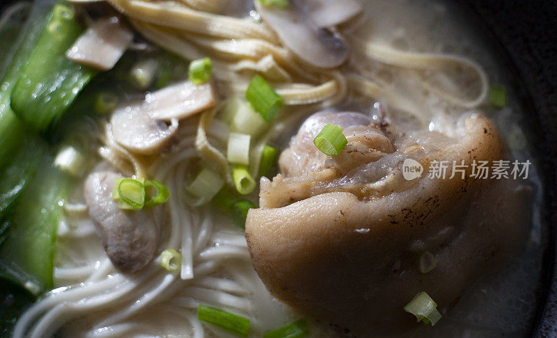 中国自制汤面，配蘑菇、蔬菜和猪蹄