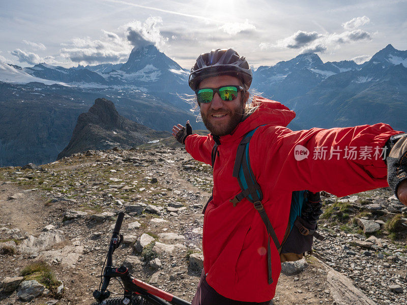 山地自行车手与马特洪山自拍