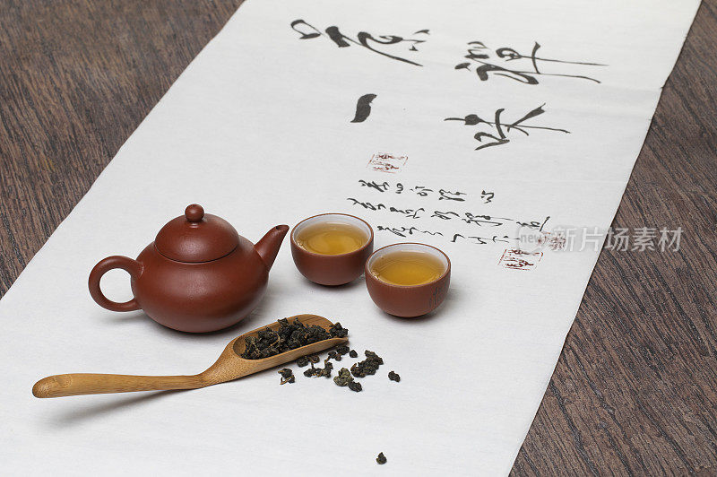 中国茶壶和茶杯在一幅书法画上富有禅意
