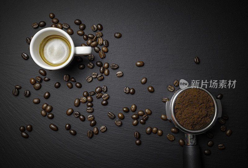 一杯用过滤网过滤的咖啡和烘培的咖啡豆