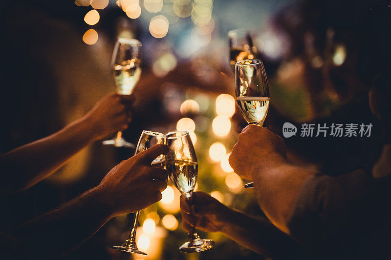 派对庆祝祝酒与串灯和香槟剪影