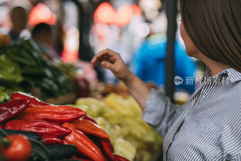 可持续的生活方式:不知名的大码女人在当地市场买菜