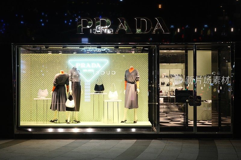 晚上普拉达商店橱窗展示的正面