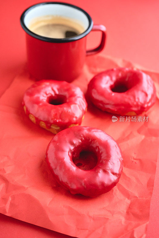 粉红糖衣甜甜圈配咖啡