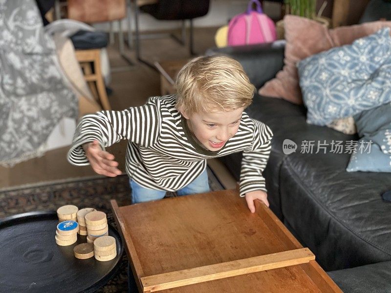 男孩玩推圆盘游戏