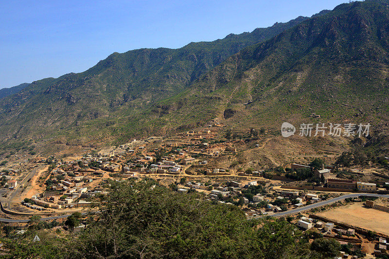 尼法斯特-俯瞰P-1公路和阿斯马拉-马萨瓦铁路，欣达次区域，北红海地区，厄立特里亚