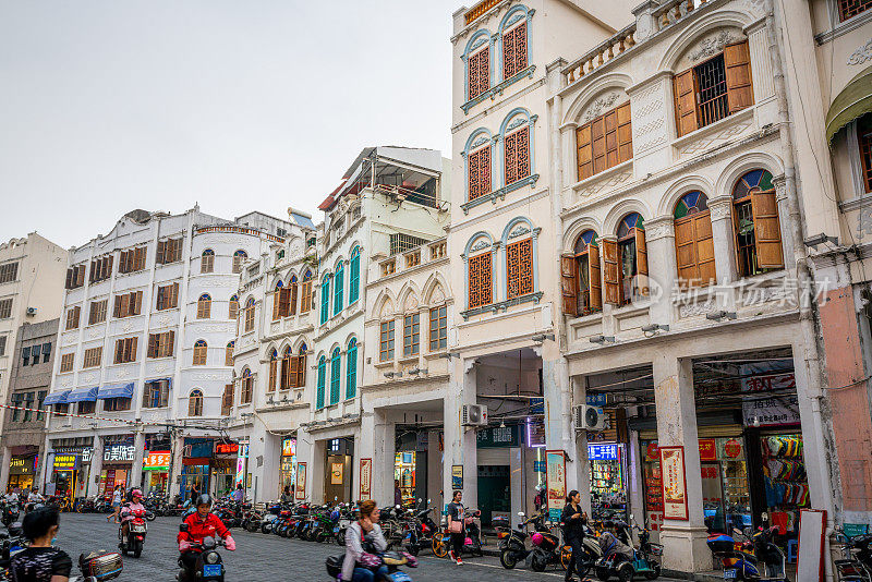 中国海南海口七楼老城新华北路街景，有许多五颜六色的殖民时期的老建筑