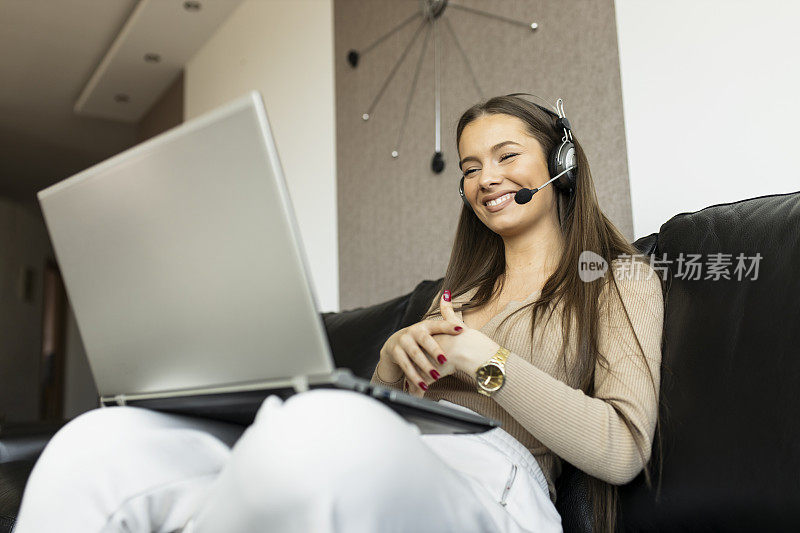 商业女性在家工作，与同事进行虚拟视频会议，在线工作，视频通话，在家庭办公室保持社交距离
